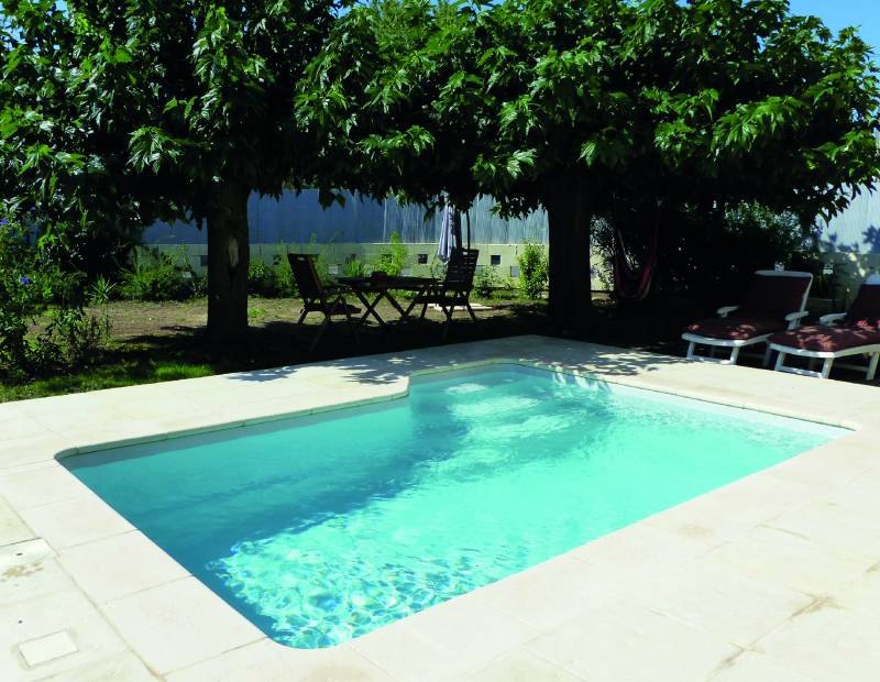 piscine coque rectangulaire dans jardin vauclusien fabrication francaise installé par GENERALE PISCINES gargas