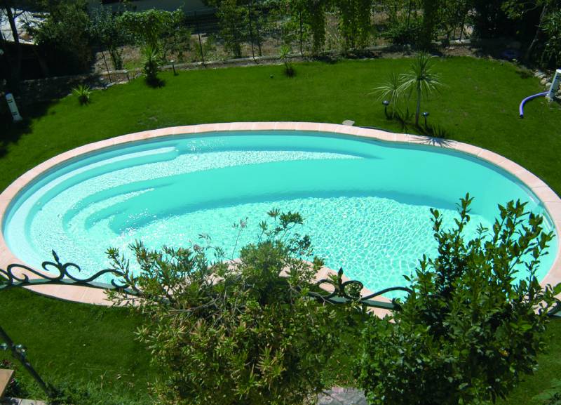 Piscine coque polyester GALA 2 installée par Générale Piscines dans le Vaucluse