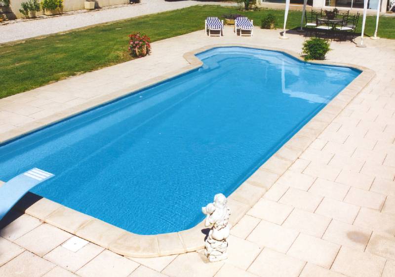 Piscine coque polyester Formes Libres PPP installée par un pisciniste dans le Vaucluse.