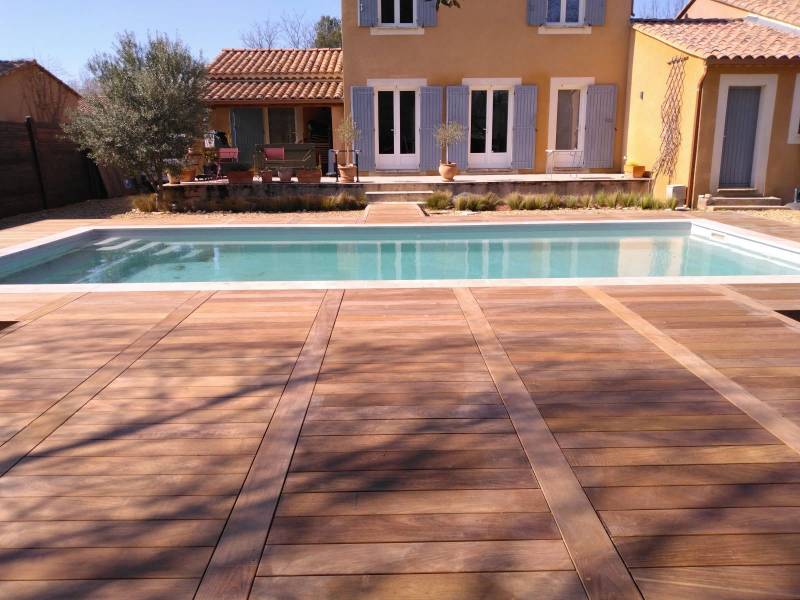 Réalisation d'une piscine coque avec escalier sur toute la largeur (modèle Plaisance ou similaire) en Provence.