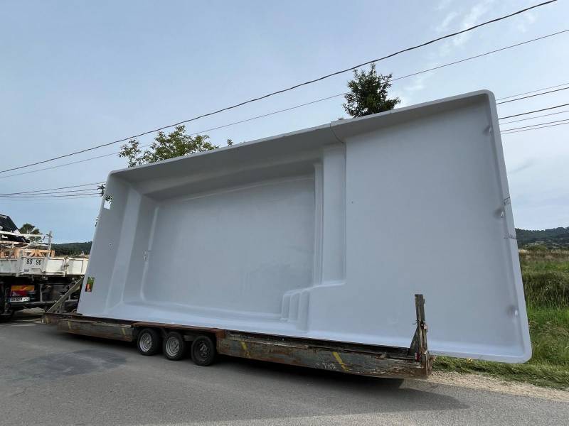 Livraison piscine avec plage immergée à vedene dans le vaucluse par un semi remorque