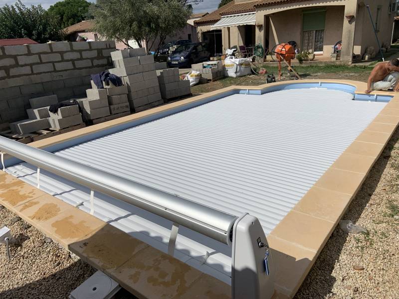 volet roulant sur piscine escalier roman arrondi