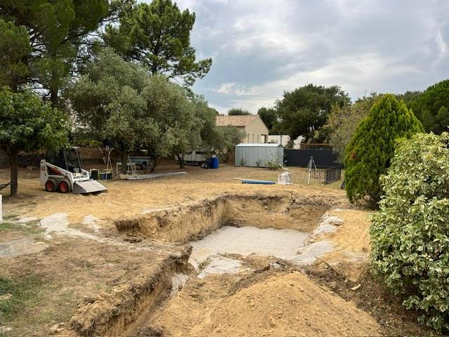 trou pour accueillir une piscine coque polyester saint laurent des arbres