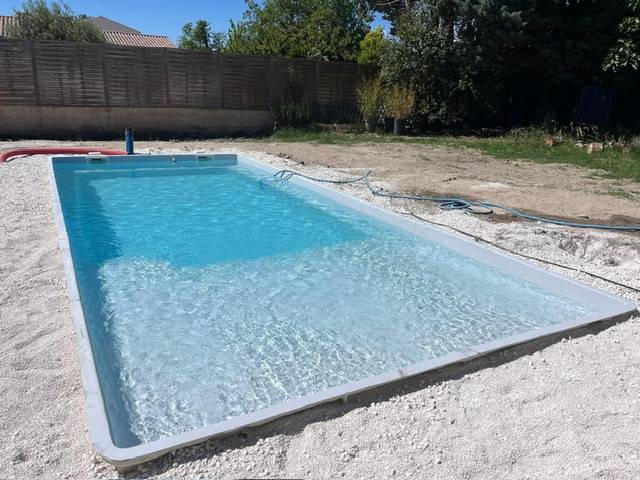 Piscine avec grande plage immergée à villelaure dans le luberon