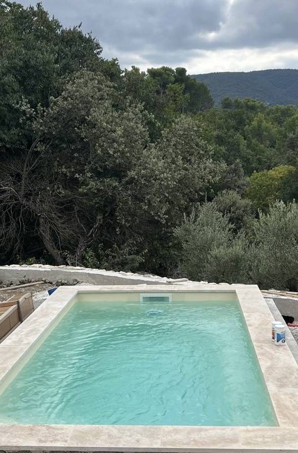 Installation piscine coque dans ancienne piscine béton par votre pisciniste spécialisé Générale Piscines dans le vaucluse 
