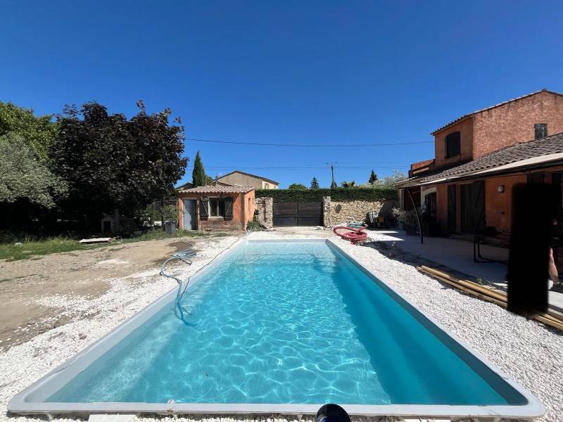 Chantier piscine coque avec plage immergée en kit à apt dans le luberon