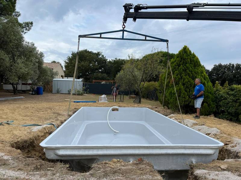 Installation piscine coque dans tro terrassement proche de rochefort du gard