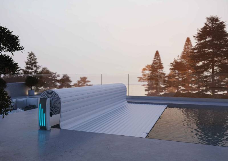 Piscine coque polyester avec volet roulant de sécurité (NF P 90-308) installé par Générale Piscine pour sécuriser les bassins dans le Vaucluse.