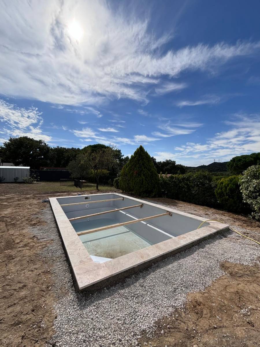 Piscine vide avant remplissage en eau proche de VILLENEUVE LES AVIGNONS