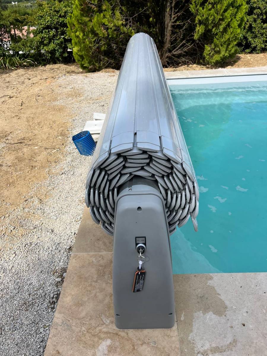 VOLET HORS SOL GRIS MODERNE ET ESTHETIQUE SAINT LAURENT DES ARBRES