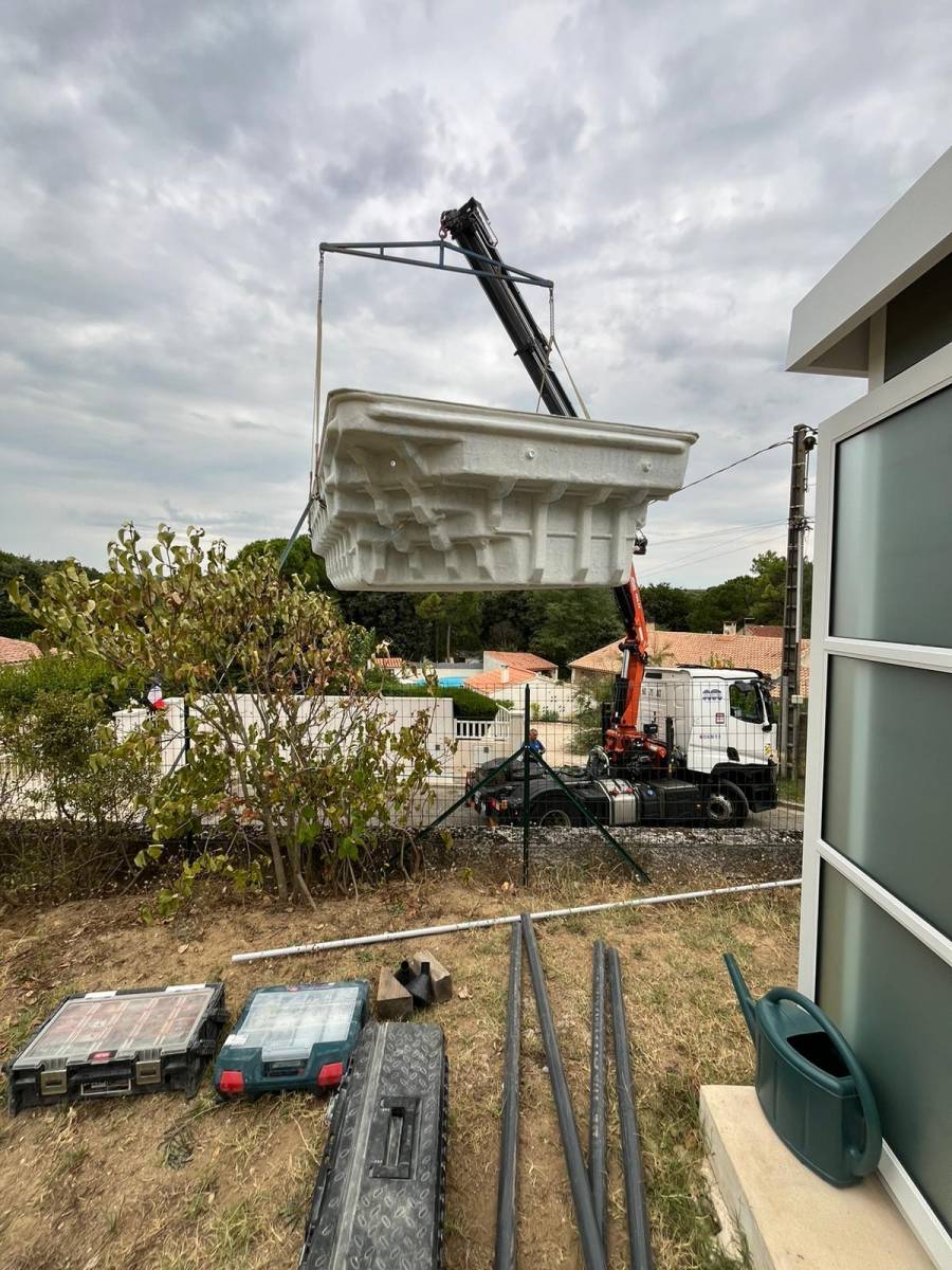 livraison spectaculaire de piscine coque polyester proche de ORANGE