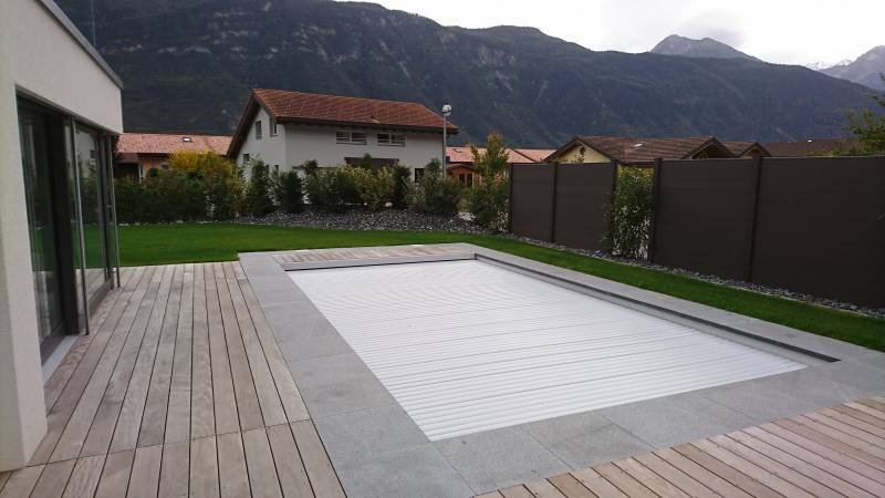 piscine coque volet roulant immergé installé à GARGAS