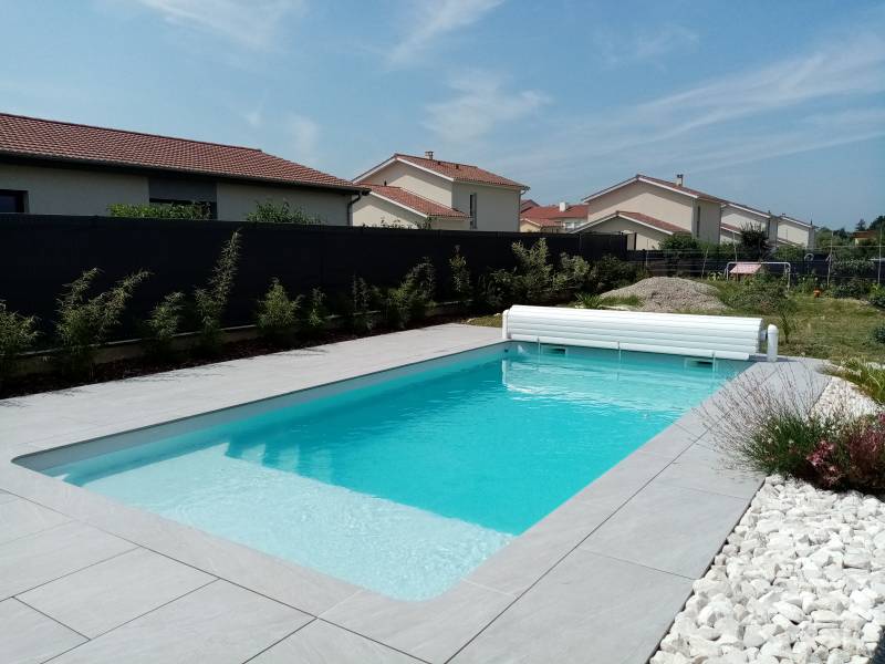 Piscine coque 8x4 m moderne avec volet de sécurité installée dans un lotissement  en Vaucluse