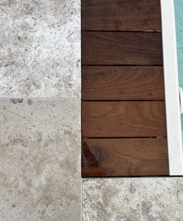 volet immergé moderne avec margelle et bois