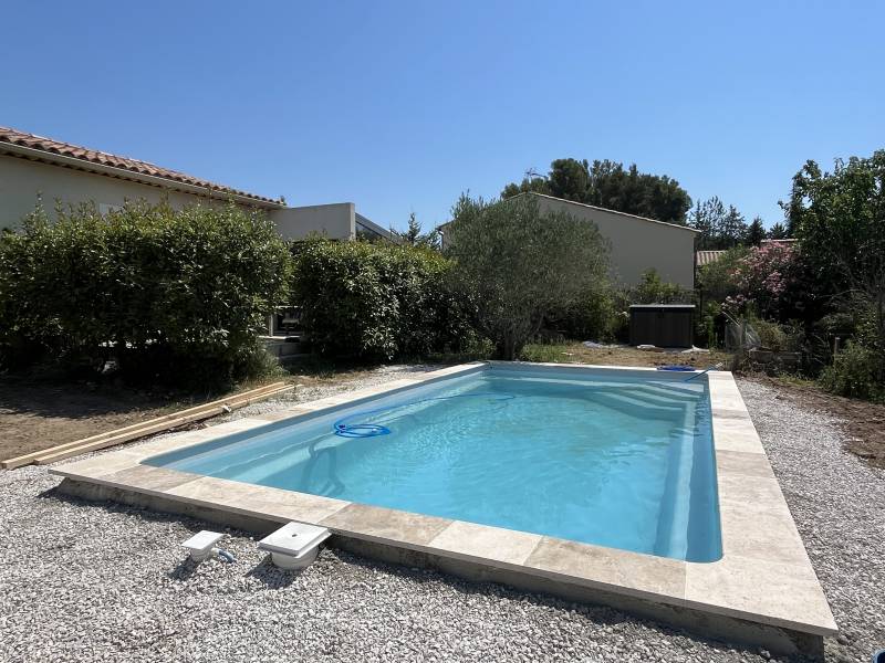 safety ledge ou marche de sécurité : la bordure obligatoire pour les piscines coques. A quoi ca sert?