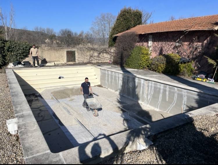Chantier de rénovation piscine béton dans le vaucluse par pisciniste expert Générale Piscines