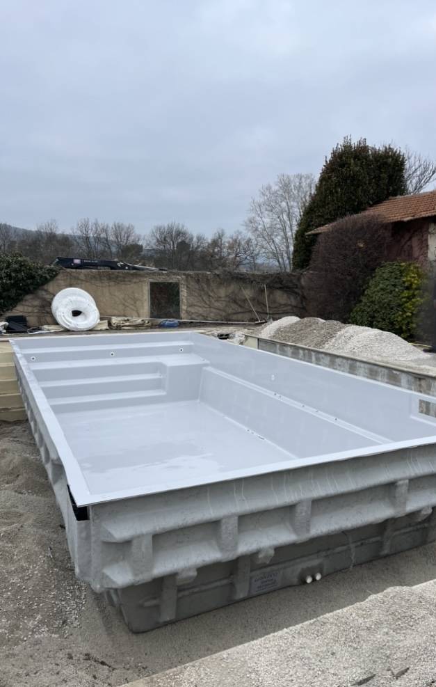 Piscine coque Lavande 930 grise installée à Apt Vaucluse par votre pisciniste expert Generale piscines