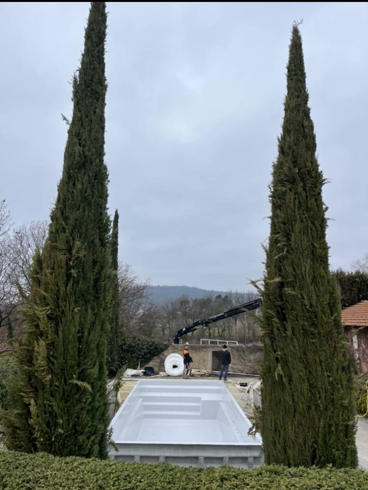 Installation d'une piscine coque dans un ancien bassin béton par votre pisciniste du Vaucluse Generale piscines