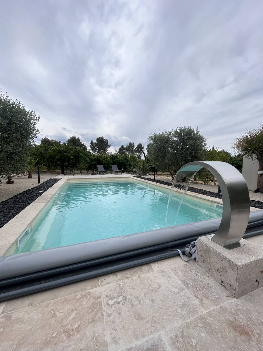 PISCINE COQUE LAVANDE 830 GRISE PLAGE IMMERGé MALLEMORT DU COMTAT AVEC COL DE SIGNE ET BACHE A BARRE GRISE