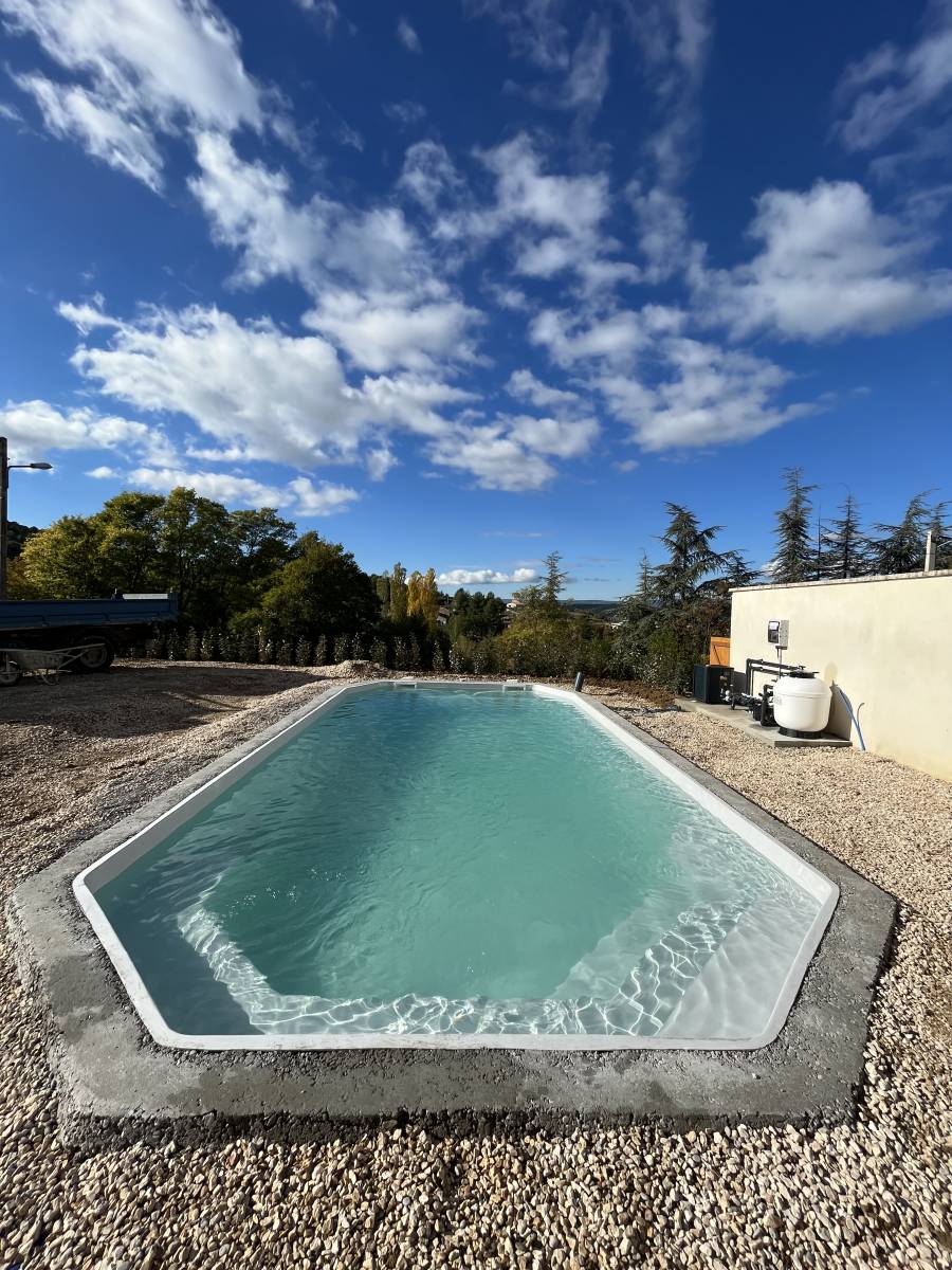 Piscine coque MAJORELLE installée rapidement à APT Vaucluse par un pisciniste local.