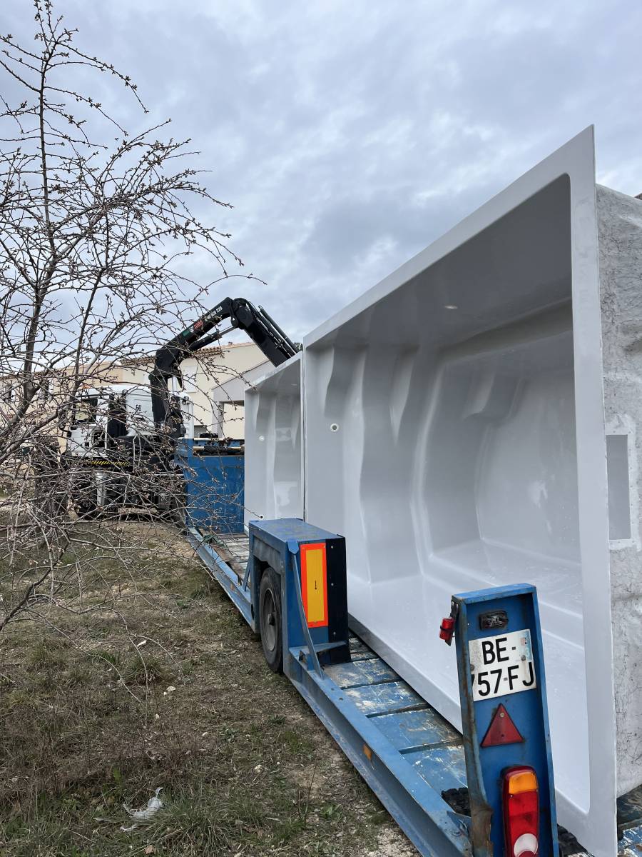 Installation de piscine coque Marine 400 sans déclaration à Puyvert, Luberon (Vaucluse 84).