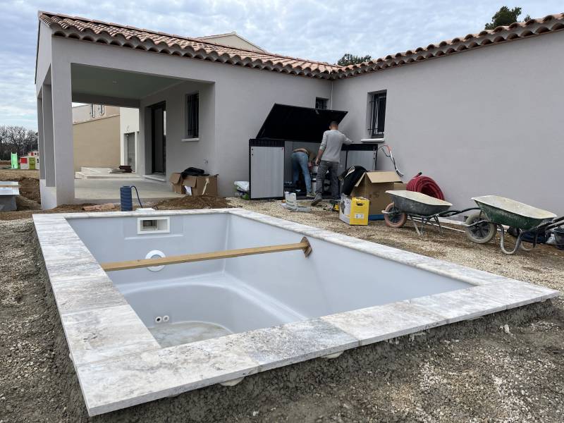 Double pose de piscines coques Marine 400 sur un terrain étroit pour une location saisonnière en Provence.
