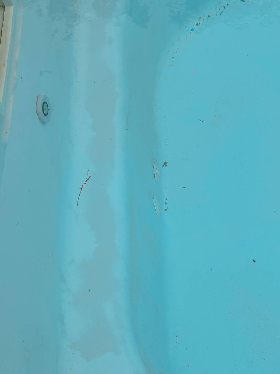 Présence de tâche grisâtre sur piscine coque polyester dans le Vaucluse