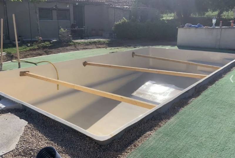 pose piscine coque polyester beige