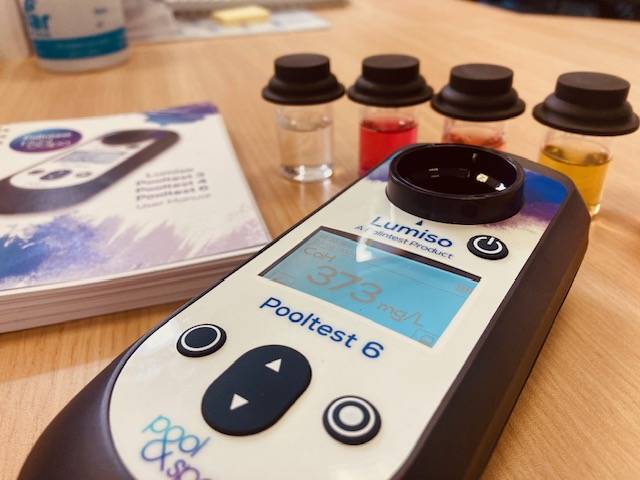 Analyse de l’eau de piscine en agence à Gargas – contrôle pH, TAC, chlore, brome et sel par Générale Piscines.