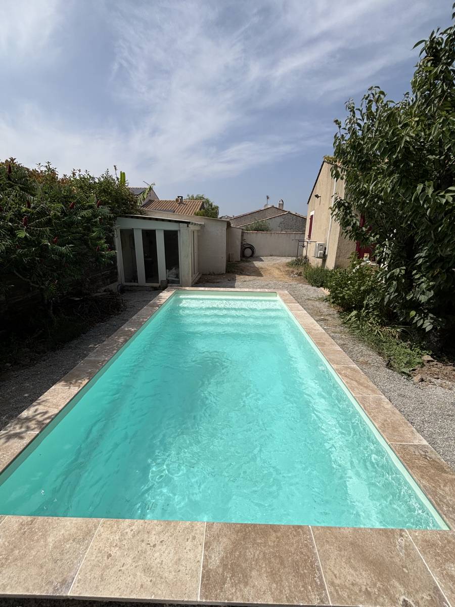 Piscine coque design installé par generale piscines à Mallemort