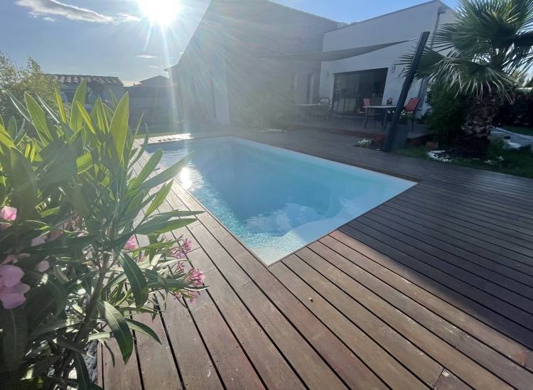 piscine rectangulaire avec bois avignon