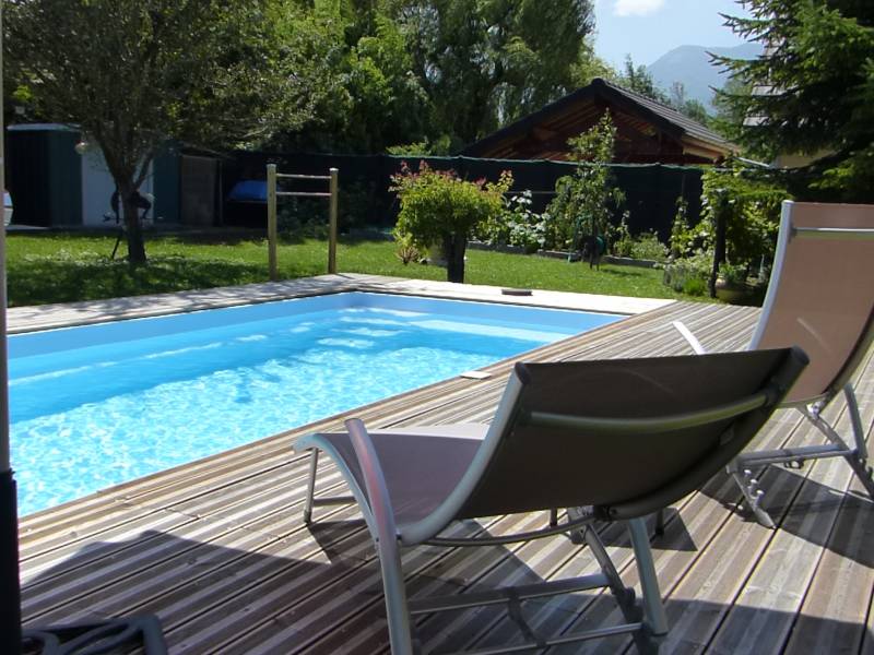 Piscine coque Baby Pool 5.50x2.30m rectangulaire à fond plat installée par Générale Piscines dans un petit jardin du Vaucluse