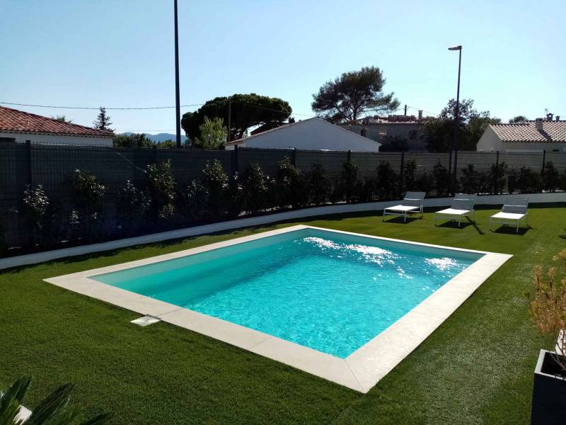mini piscine coque polyester moins de 10m2 installée dans un petit jardin d'Apt