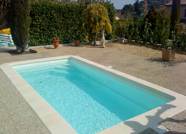 Piscine coque rectangulaire modèle Norma ou Norma+ (5x2.50m) de PISCINES PROVENCE POLYESTER, avec escalier d'angle, installée par Générale Piscines dans le Vaucluse