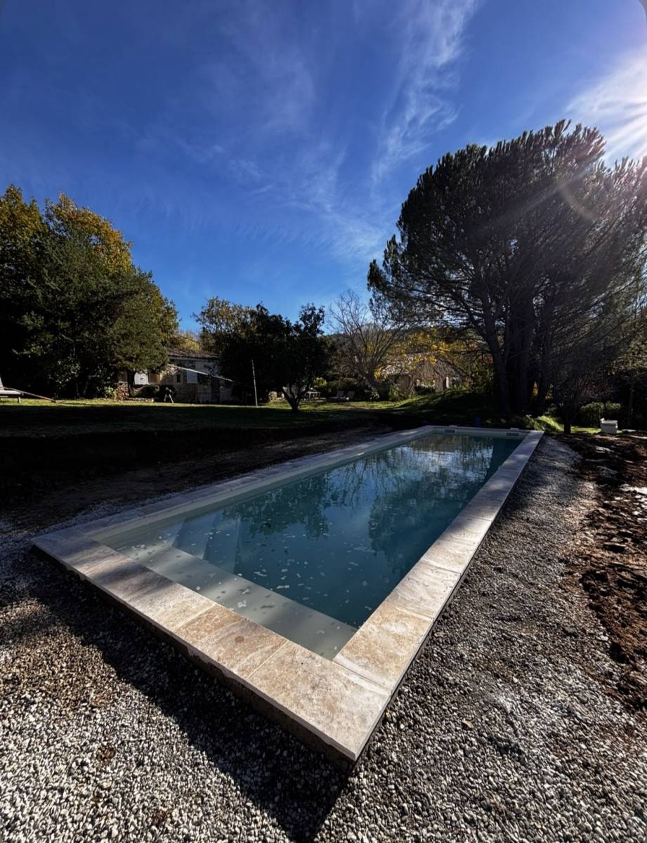 Installation d’un couloir de nage 11m en coque polyester Nova Swim à Rustrel, projet Générale Piscines Vaucluse