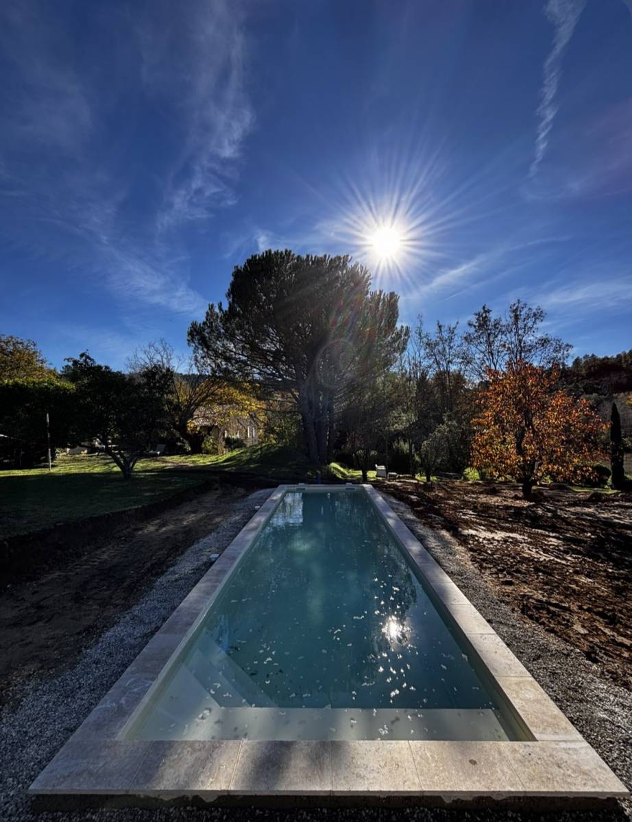 installation d'une piscine coque couloir de nage à Rustrel dans le luberon par GENERALE PISCINES