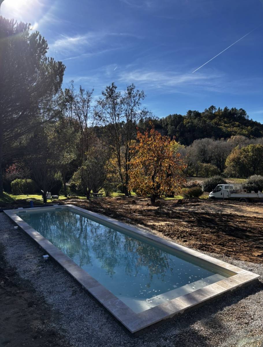 Pose d’un couloir de nage en coque Nova Swim à Rustrel, piscine contemporaine signée Générale Piscines dans le Vaucluse
