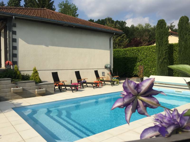 Piscine coque OCTALIA de Piscines Provence Polyester installée par Generale Piscines à Gargas, Vaucluse (84). Design rectangulaire et fond plat.