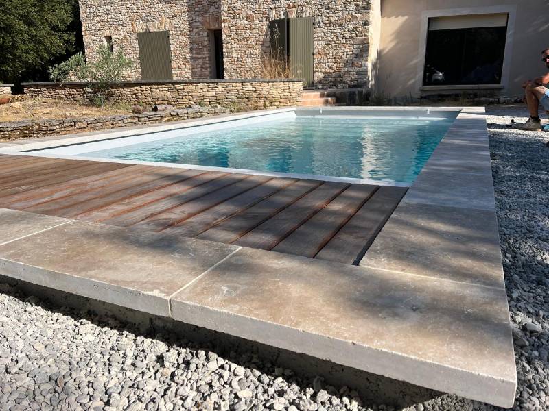 Piscine coque avec volet immergé tout option automatisé dans le vaucluse par pisciniste qualifié generale piscines