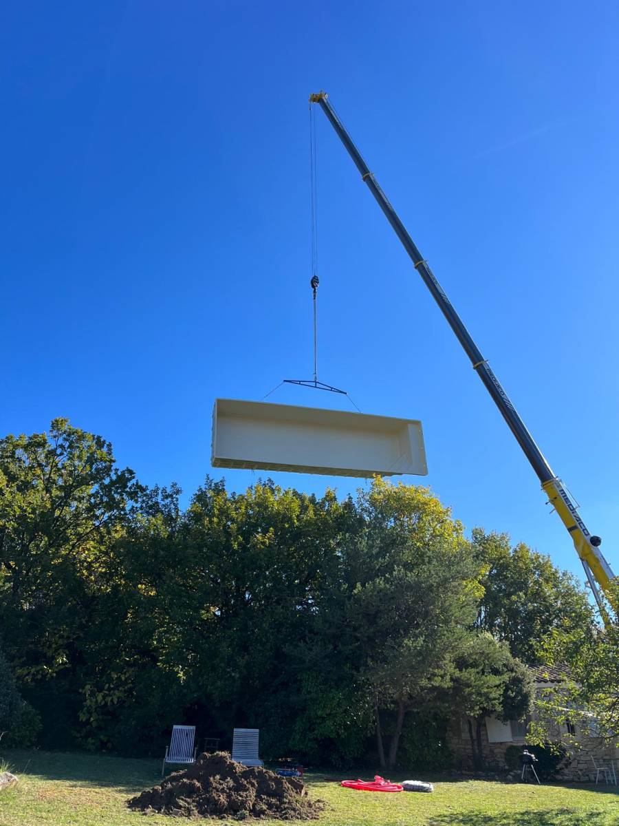 Installation d’une piscine Nova Swim à Rustrel : un couloir de nage d’exception signé Générale Piscines