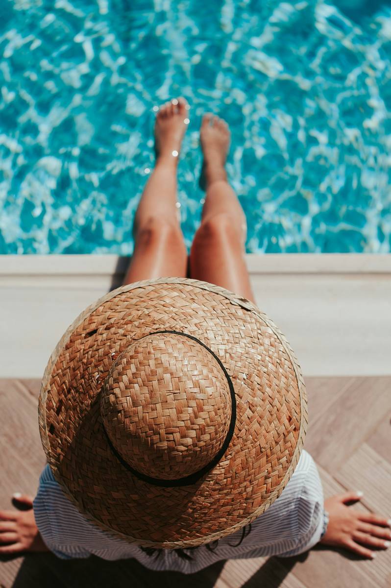 femme qui se détend au bord d'une Installation d'une piscine coque polyester moderne par Générale Piscine, l'un des meilleurs piscinistes dans le Vaucluse (84) et environs.