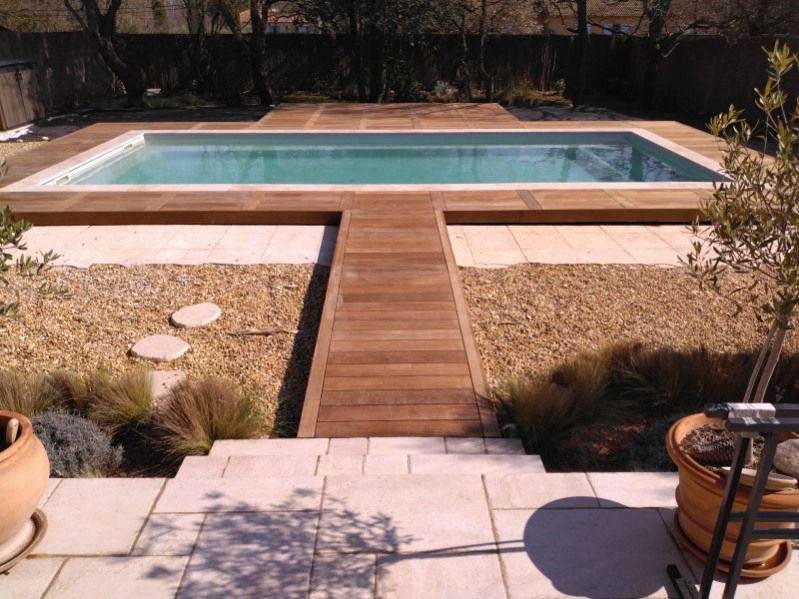 piscine coque fond plat avec escalier et banquette réalisé par generale piscines à saint saturnin les apt