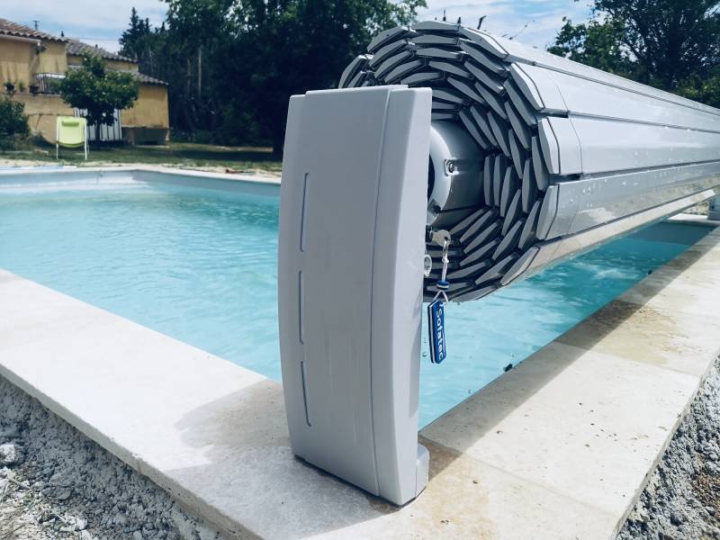 volet piscine design et moderne à lourmarin