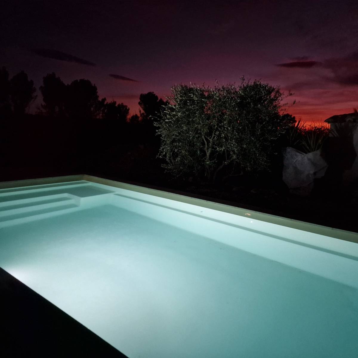 PISCINE COQUE LAVANDE 930 BEIGE BANQUETTE AVIGNON DE NUIT