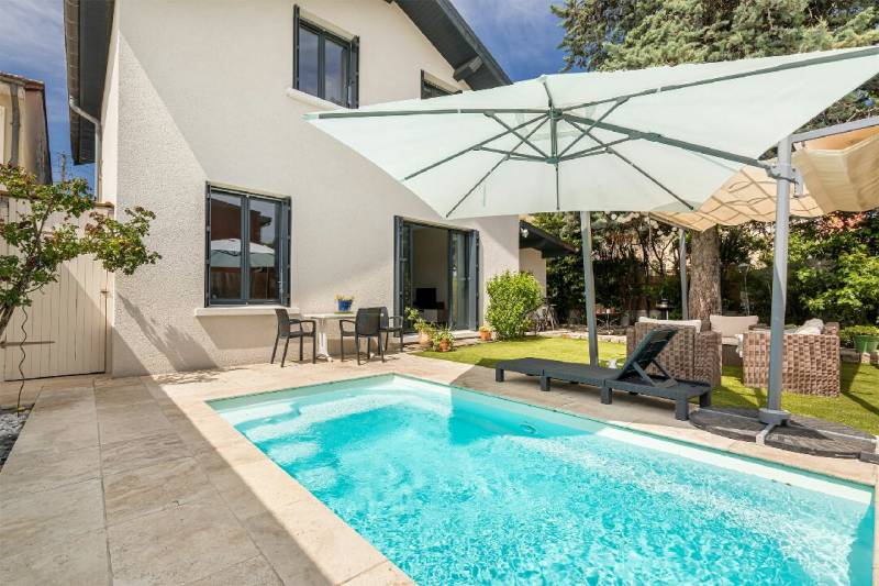 Mini Baby Pool installée : Piscine coque de moins de $10 \text{m}^2$ (sans déclaration de travaux) avec margelles en travertin. Un service clé en main par votre pisciniste expert dans le Vaucluse